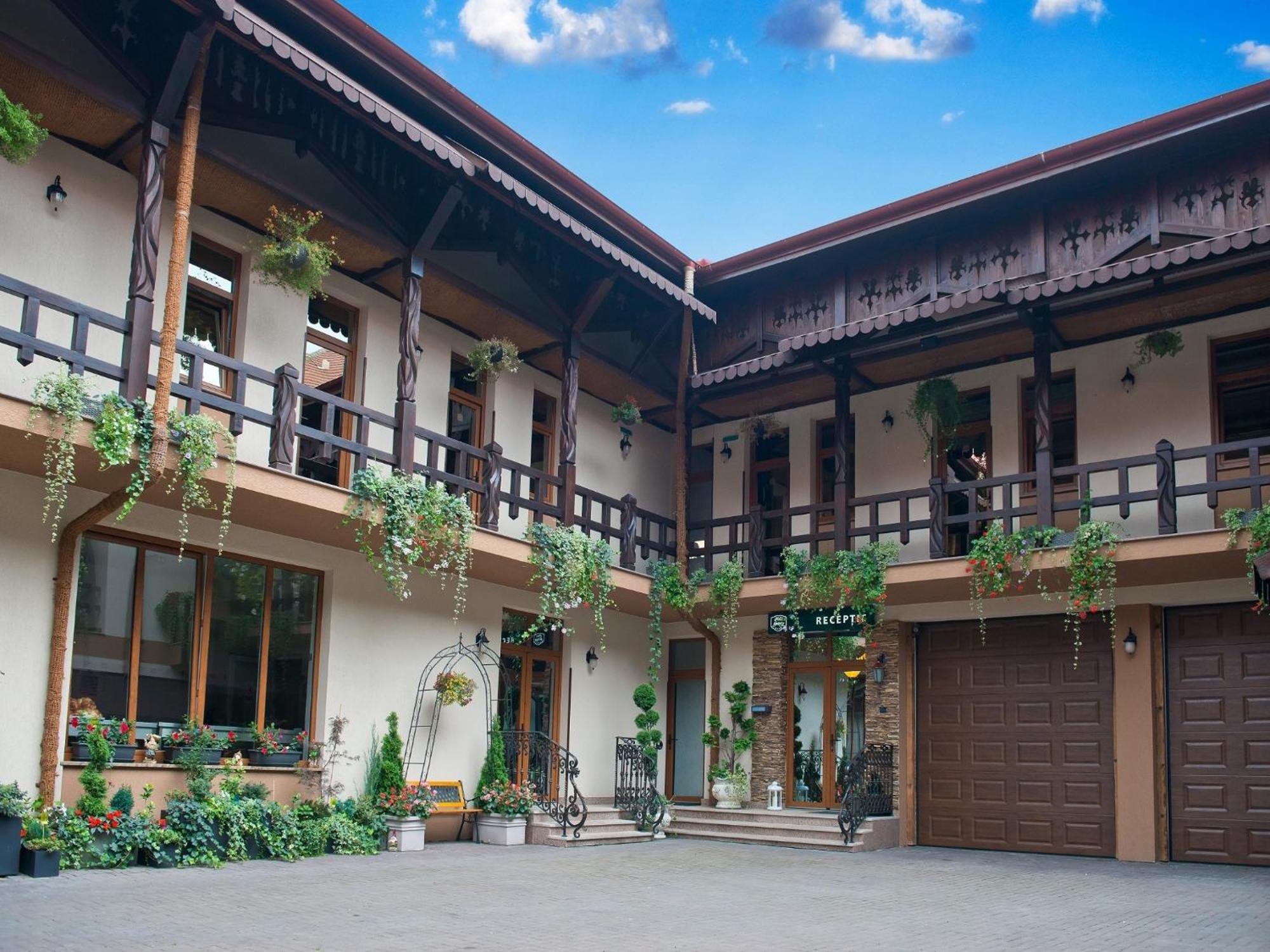 Hotel Galany Rădăuţi Exterior foto